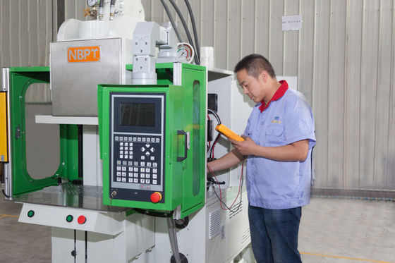 Máquina de moldeo por inyección de plástico estándar vertical para toma de corriente eléctrica