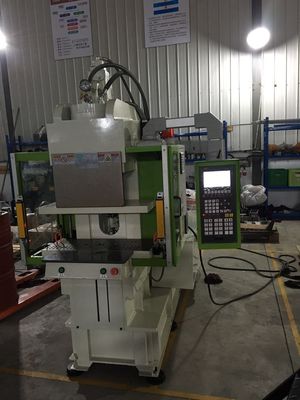 Máquina de moldeo por inyección de plástico estándar vertical para toma de corriente eléctrica