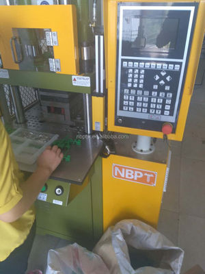 Máquina de moldeo por inyección de plástico vertical pequeña