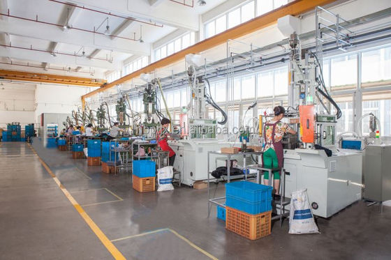 Máquina de moldeo por inyección vertical Máquina de fabricación por inyección para enchufes