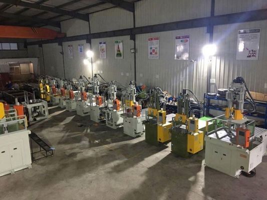 Máquina de moldeo por inyección de plástico a baja presión vertical