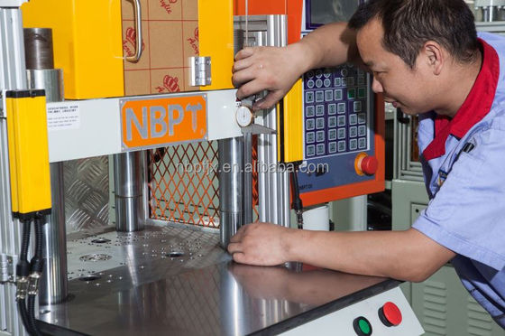 Máquina para hacer el montaje del cepillo de dientes de plástico